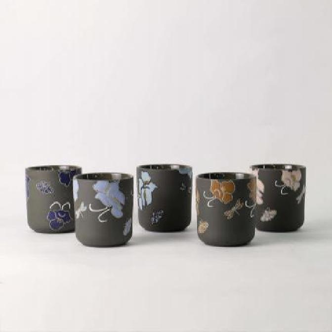 हा अनोखा हाताने पेंट केलेला फुलांचा मेणबत्तीधारक नवीन इंस्टाग्राम आवडता का बनला आहे?