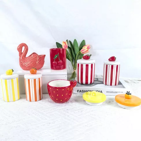 फ्लॉवर आणि फळ-आकाराचे सिरेमिक मेणबत्ती धारक