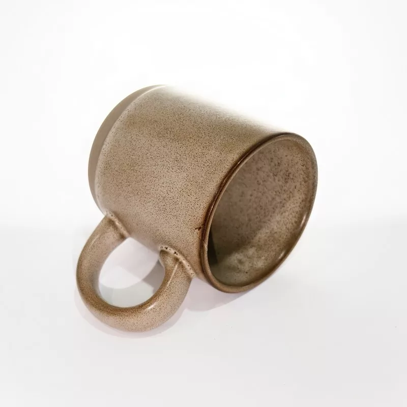 साधे आधुनिक सिरॅमिक प्रवास मग