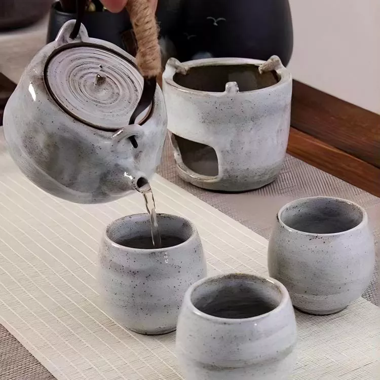 टीपॉटसह पारंपारिक चहा कप सेट